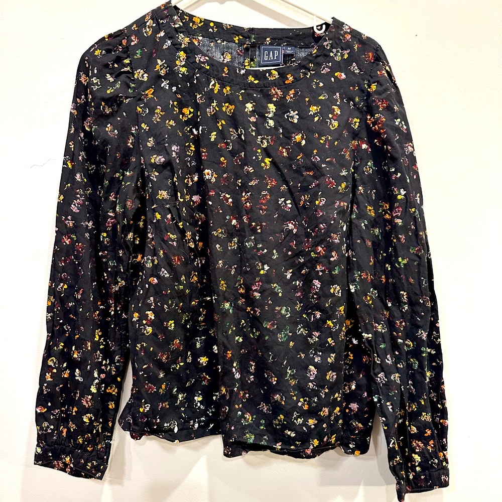 Gap. Black and flowered long sleeve top. Size M.